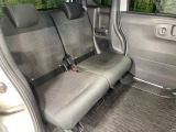 後部座席も気になるようなキズ・汚れやへたり等、大きなダメージはなく、良好な状態です。