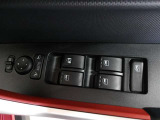 パワーウィンドウスイッチで運転席から全席の窓の開閉ができます。