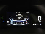 【スピードメーター】車速やエンジン回転数などが一目でわかる見やすいメーター搭載