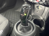 ●MTモード付きAT:通常は自動でおこなわれる変速(ギアチェンジ)をドライバーの操作によって意図的に変えられるシステムです。より一層普段のドライブをお楽しみいただけます!
