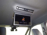【後部モニター】後部座席の天井には後部モニターを装備★後部座席に座りながらTVやDVDの視聴が出来るので長時間のドライブが楽しくなります♪