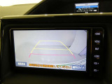 バックガイドモニター付き。車両後方の映像をナビ画面に表示し、駐車などの後退操作をサポートします。