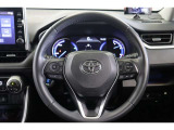 ステアリングには手先が冷える時期に嬉しいステアリングヒーターを装備しています。ハンズフリー電話や音声認識、オーディオ操作やインフォメーションディスプレイ内の表示切替えが出来るスイッチも装備しています。