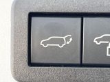 【パワーバックドア】スマートキーや運転席のボタンを押すだけでリアゲートが自動で開閉します!荷物を持っている時や、高い位置にあるバックドアを閉める際に便利な機能です♪