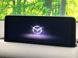 【10.25インチマツダコネクト】車内の雰囲気にマッチした大型ディスプレイ。スマホ接続でのナビ使用やBluetooth再生等、様々な機能が楽しめます。直感的なダイヤル操作が可能で、使い勝手も良好です。