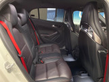 ●後部座席も気になるようなキズ・汚れやへたり等、大きなダメージはなく、良好な状態です。