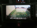 車両後方の映像を映すバックモニター。進路を確認しながら安全に車庫入れできます。
