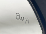 【ブラインドスポットモニター】走行中、ドアミラーの死角になりやすい箇所に後続車が接近するとサイドミラーのレンズに警告を表示!ドライバーに注意喚起をしてくれます。