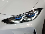 【レーザーライト】ブルーのデザインとBMW Laserのロゴにより視覚的にも個性を主張するレーザーライト。ハイビームモードを設定すると最長600mまでの距離を照射。夜間におけるドライビングの快適性を向上させますS