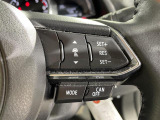 【マツダ・レーダー・クルーズ・コントロール(MRCC)】先行車との速度差や車間距離を認識し、設定した車速内で車間距離を自動で調整・維持することで、高速道路などでドライバーの負担を軽減します。