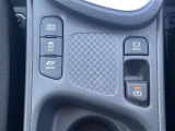 【電動パーキングブレーキ】ブレーキを踏んで停車したときにブレーキペダルから足を離しても停車状態を維持することができます。