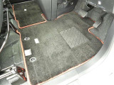 フロアマットも綺麗にクリーニングされています。