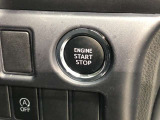 エンジンスタートスイッチです。キーが車内にあれば、エンジンの始動や停止はスイッチを押すだけ!キーを取り出す手間を省き、ワンプッシュで操作できるので簡単でスムーズです。
