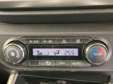 【オートエアコン】一度お好みの温度に設定すれば、車内の温度を検知し風量や温度を自動で調整。暑い&hellip;寒い&hellip;と何度もスイッチ操作をする必要はありません。快適な車内空間には必須の機能ですね♪