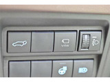 スマートキーや運転席のボタンを押すだけでリアゲートが自動で開閉します!荷物を持っている時や、高い位置にあるバックドアを閉める際に便利な機能です