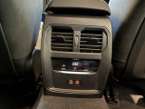 後席用のエアコン吹き出し口がございますので、暑い夏でも素早く冷房が効きますので、重要な装備になります。