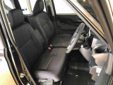 運転席の座面高さを調整できるシートリフターが付いています。フロントシートはベンチシートを採用で、座面も広く使い勝手もいいですよ♪