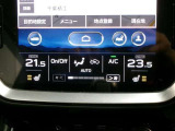 左右独立温度コントロールフルオートエアコンです。運転席、助手席それぞれで独立して温度設定ができます。冷え性の方が乗っても安心ですね♪