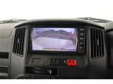 ■バックカメラ■ モニターを見ながら車庫入れやバック運転ができるので、車庫入れが苦手な方や大きな車を運転する際にも安心!現在のバックカメラは小型になってあまり目立ちません。視野も広く、オススメです!