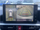 パノラミックビューモニター付きです。車両を上から見たような映像をディスプレイオーディオ画面に表示。運転席からの目視だけでは見にくい、車両周辺の状況をリアルタイムでしっかり確認できます。