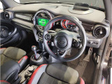 MINIの内装はとにかく『円』に拘ったデザインコンセプトが一目で伝わってきます。これほど円形に拘った車は他に御座いません。伝統のデザイン、トグルスイッチなど遊び心のある内装で御座います。