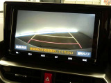 バックガイドモニター付き。車両後方の映像をナビ画面に表示し、駐車などの後退操作をサポートします。