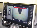 パノラミックビューモニターシステムが付いているので車の上から見た映像が確認できますよ。 一目で車両周辺の情報を確認できますが、直接安全をご確認下さい。