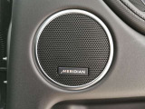 【MERIDIANサウンドシステム】標準の英国の歴史あるオーディオブランド「MERIDIAN」の音響システムを搭載。車内音響を臨場感豊かに、いつものドライブを「想い出」に変えてくれます。