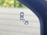 【ブラインドスポットインフォメーション】走行中、ドアミラーの死角になりやすい箇所に後続車が接近するとサイドミラー付近に警告を表示、ドライバーに注意喚起をしてくれます。