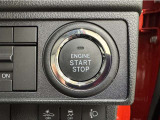 エンジンスタートボタンです。キーが車内にあれば、エンジンの始動・停止はブレーキを踏んでスイッチを押すだけ!キーを取り出す手間を省き、ワンプッシュでエンジンを操作するので簡単でスムーズです。