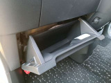 助手席前下部収納