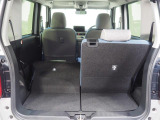 荷室です。後席を倒して荷室を広くできます。写真は左後席を倒した状態です。