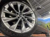 【純正21インチアルミホイール】外観にマッチした純正アルミホイールを装着しております。各種社外アルミホイールや、スタッドレスタイヤも取扱いしております。是非ご相談ください♪