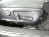 運転席パワーシート搭載。微妙な調整が手軽にでき、ピッタリのポジションで運転することが可能です。