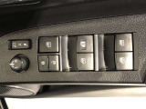 パワーウィンドのスイッチです。運転席に座りながら、助手席や後席の窓を開け閉めできるので大変便利ですよ。