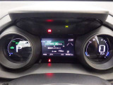 とっても見やすいメーターです。夜間時はラグジュアリーな気分にさせてくれる照明が魅力ですので、夜のドライブも楽しみになりますよ♪