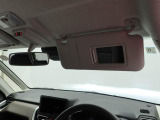 サンバイザーにバニティーミラー付き。車の中でも身だしなみ確認。