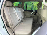 後部座席も気になるようなキズ・汚れやへたり等、大きなダメージはなく、良好な状態です。