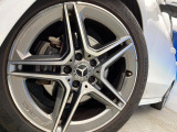 ●純正18インチアルミホイール:輸入車ならではの卓越した走りを支えるホイールと足回りです!日本車の走りに慣れている方にもぜひ体感して頂きたいほど、高いレベルでまとまっています!
