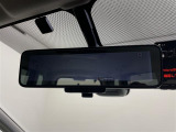 【インテリジェントルームミラー】車両後方カメラの映像をルームミラーに映すことが出来ます。 そのため、後席に人や荷物があって後方が見えづらい場合でもしっかり視界を確保することが出来ます。