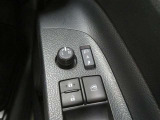 電動格納ミラー! スイッチひとつでミラーを畳めます。