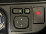 【電動格納ミラー】運転席のスイッチで、ドアミラーの開閉や角度の調整ができます。