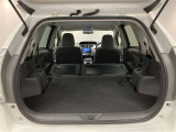 後席シートを前に倒すと十分なスペースを確保できます。分割式なので後席の片方に乗車しながらスキーやゴルフバックなど尺の長い荷物も積み込めます。
