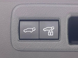 【パワーバックドア】スマートキーや運転席のボタンを押すだけでリアゲートが自動で開閉します!荷物を持っている時や、高い位置にあるバックドアを閉める際に便利な機能です♪