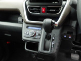 エアコン・スイッチ類は分かりやすく配置されています。またシフトレバーのすぐ下あたりに小物入れが付いています。