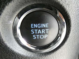 【プッシュスタート】スマートキーを携帯して、ブレーキを踏みながらスタートスイッチを押すだけでエンジンがかけられます。