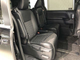 【後部座席】も当然、綺麗・清潔に仕上げております。内装の綺麗なお車は気持ちが良いですし、コンディションのいい車が多いです。これもオススメの1台です。