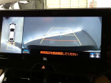 パノラミックビューモニターを装備。クルマを真上から見るように周囲を確認できます。