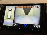 パノラミックビューモニターを装備。駐車場や交差点でクルマを真上から見るように周囲を確認できます。機能の詳細は販売店スタッフまでおたずねください。