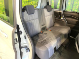 後部座席も気になるようなキズ・汚れやへたり等、大きなダメージはなく、良好な状態です。
